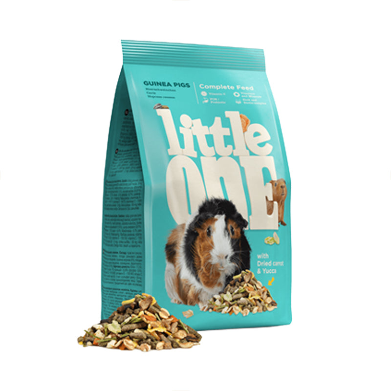 Little One Feed Guinea Pig